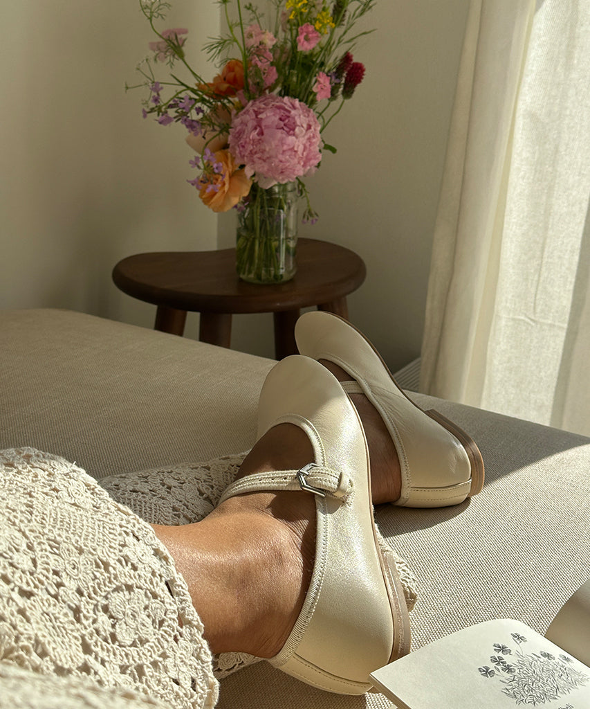 ROSLYN BALLET FLATS CREME LEATHER - Dolce Vita