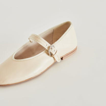 ROSLYN BALLET FLATS CREME LEATHER - Dolce Vita