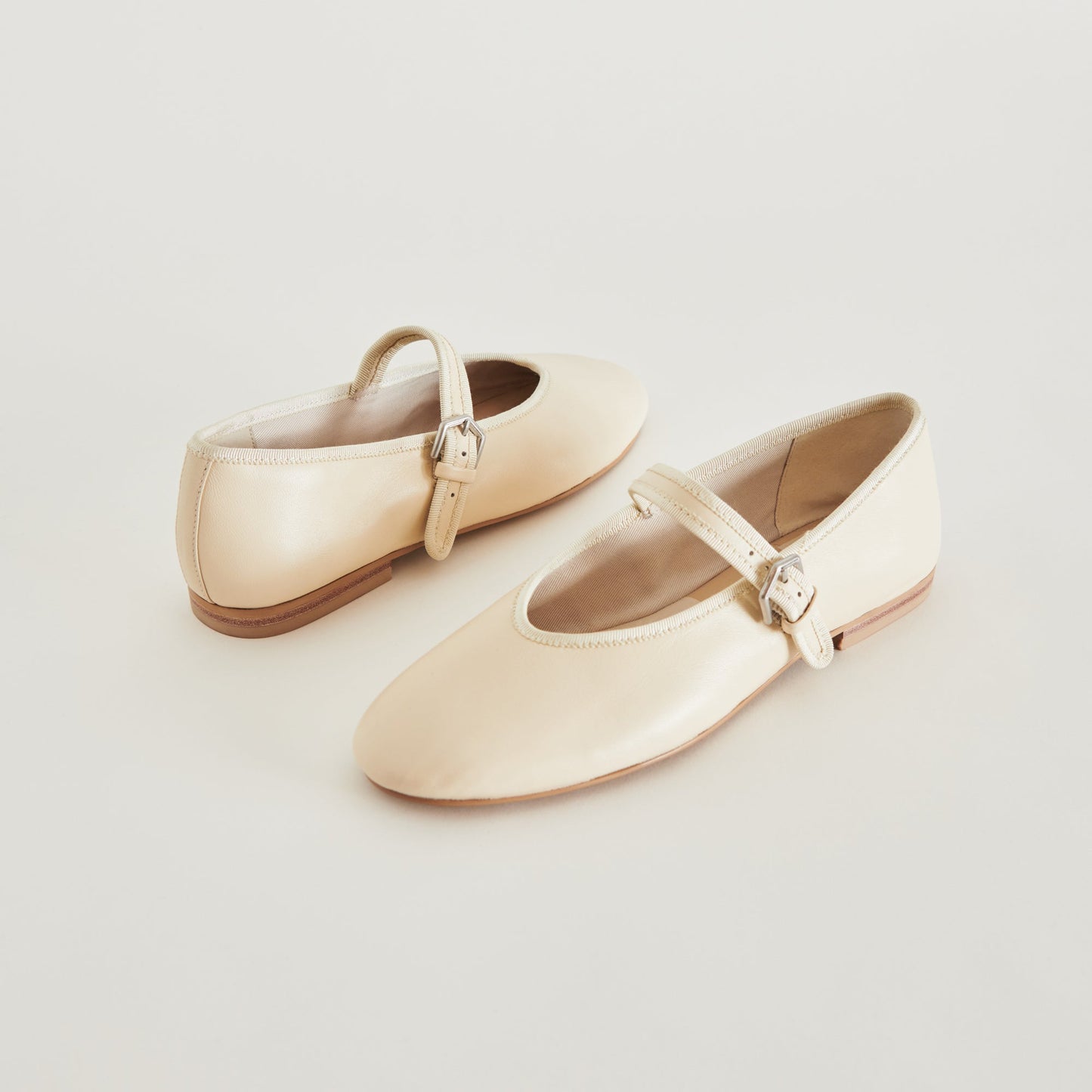 ROSLYN BALLET FLATS CREME LEATHER - Dolce Vita