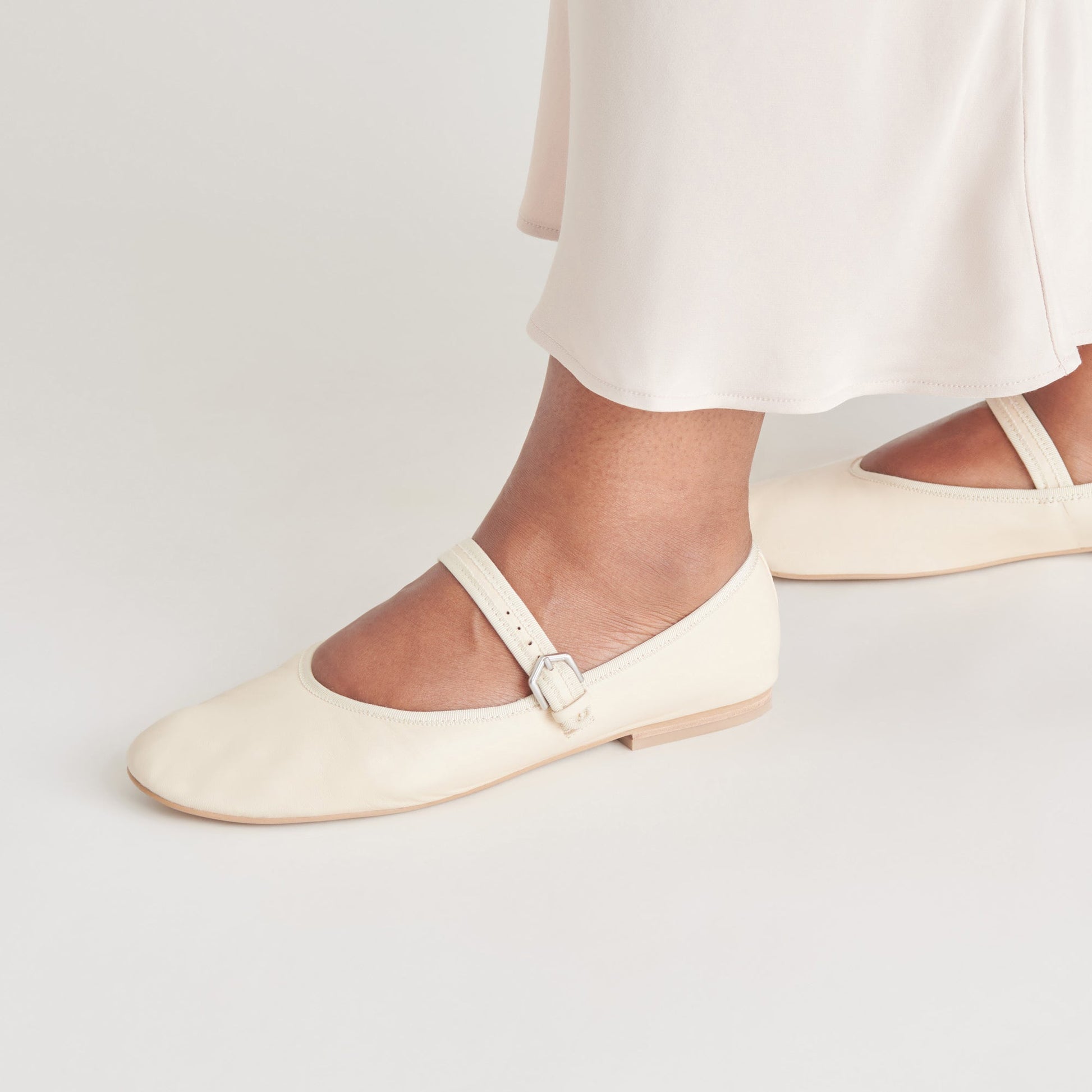 ROSLYN BALLET FLATS CREME LEATHER - Dolce Vita