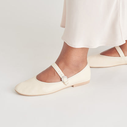 ROSLYN BALLET FLATS CREME LEATHER - Dolce Vita