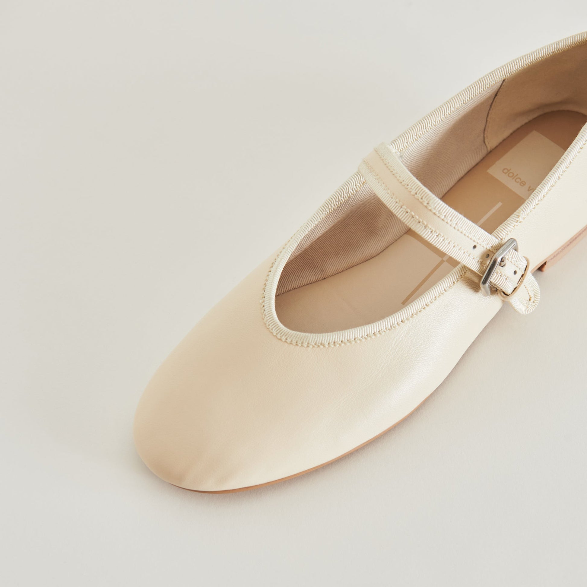 ROSLYN BALLET FLATS CREME LEATHER - Dolce Vita