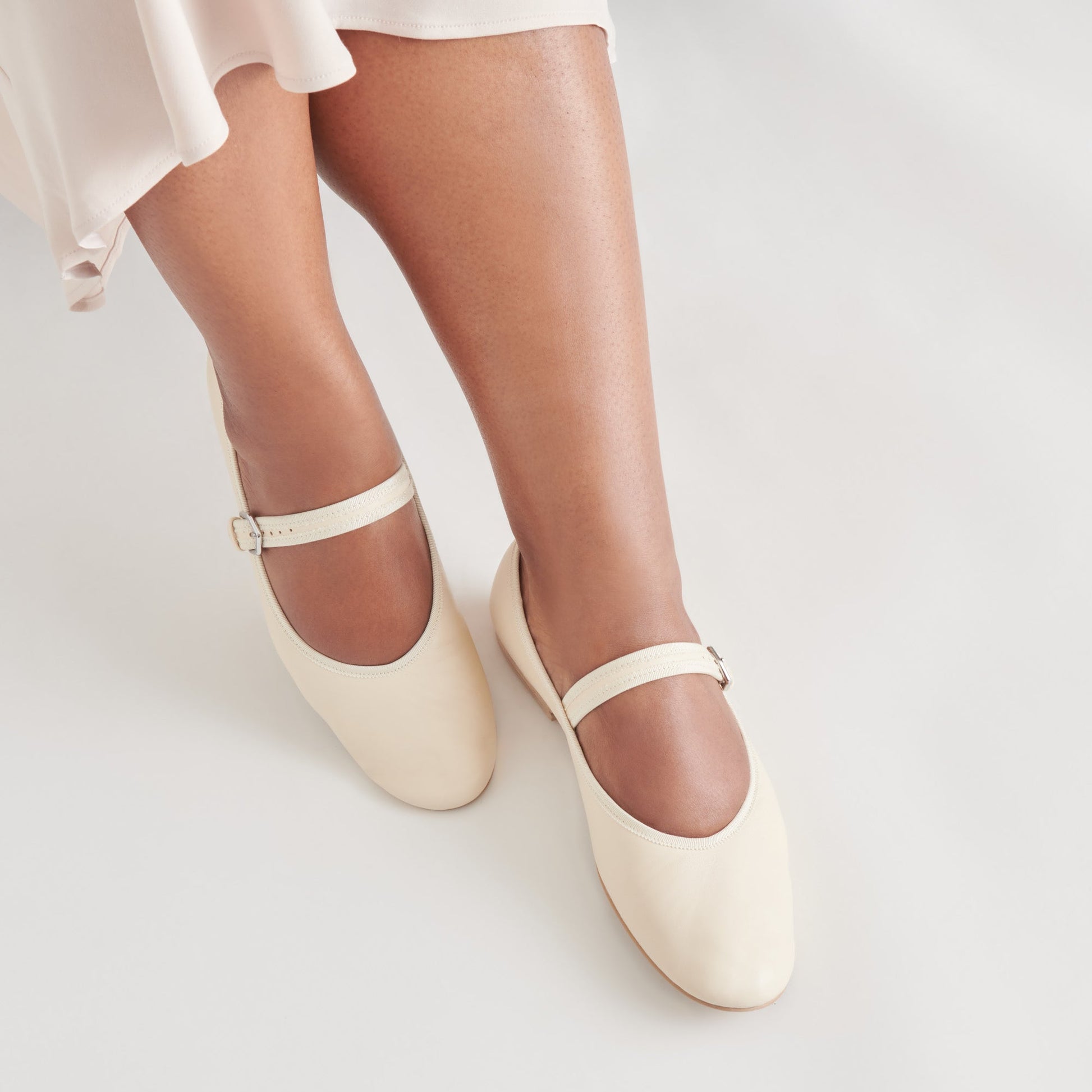 ROSLYN BALLET FLATS CREME LEATHER - Dolce Vita