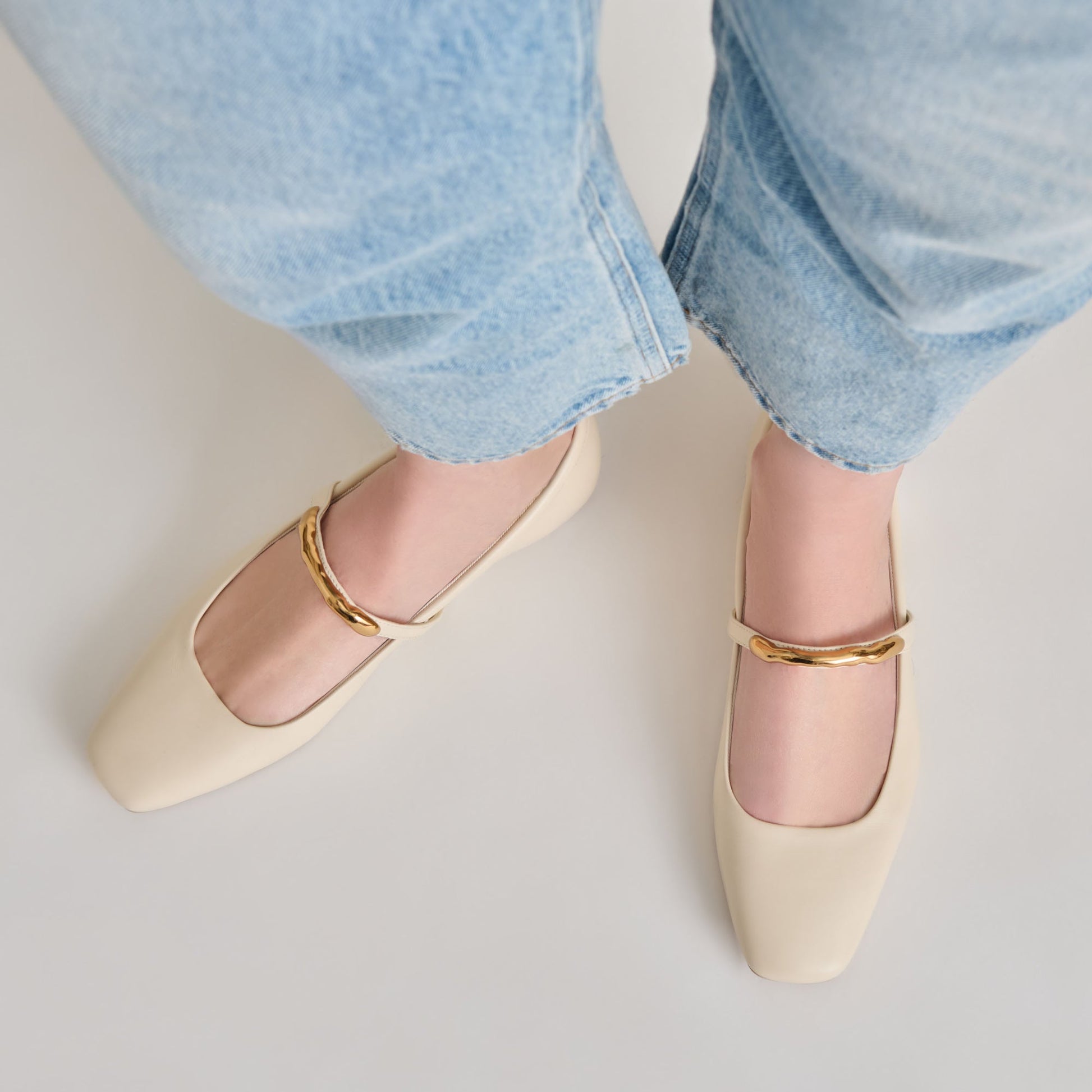 RADYA BALLET FLATS CREME LEATHER - Dolce Vita