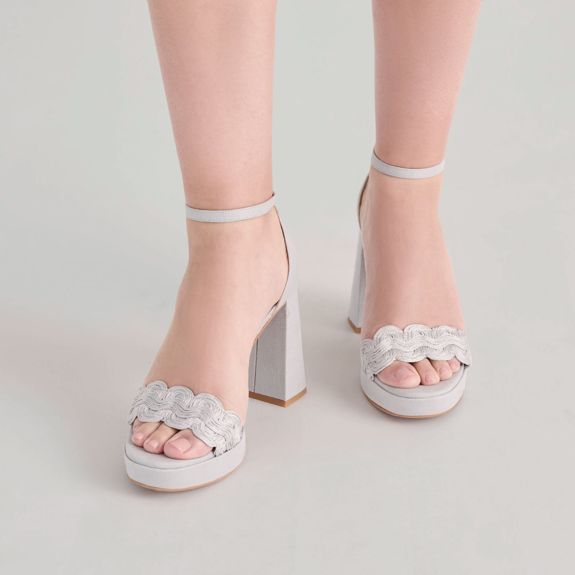 PELTIN HEELS GREY WOVEN RAFFIA - Dolce Vita