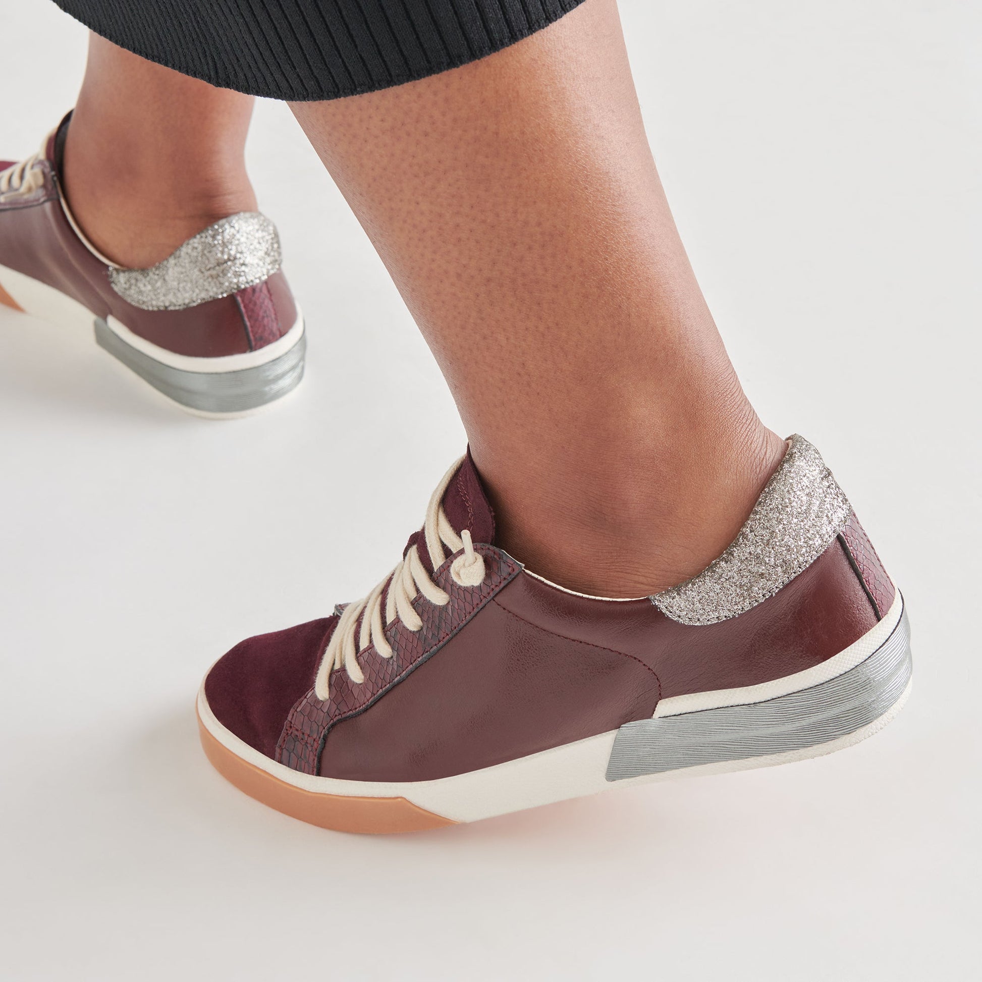 ZINA SNEAKERS BURGUNDY CRINKLE PATENT - Dolce Vita