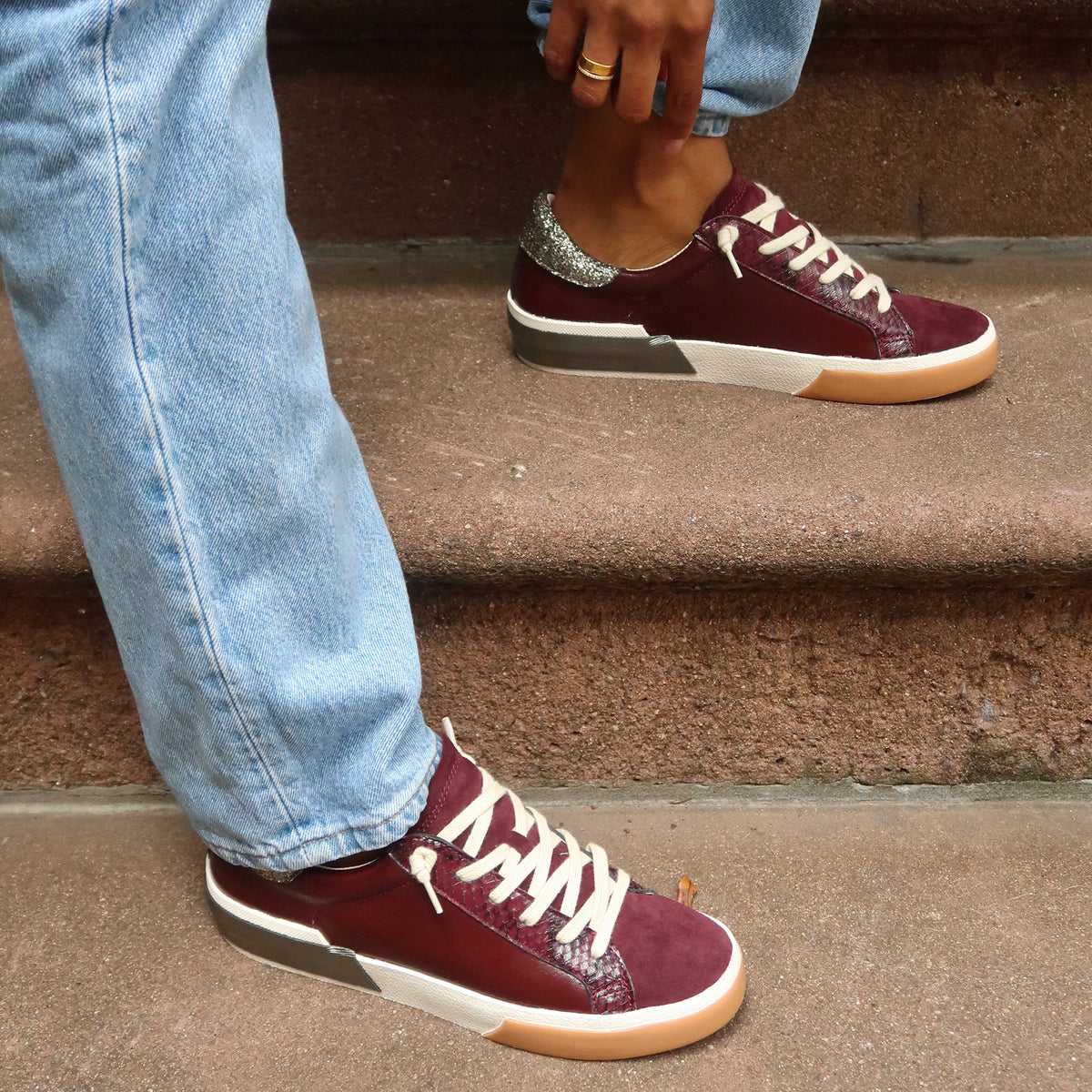 ZINA SNEAKERS BURGUNDY CRINKLE PATENT - Dolce Vita