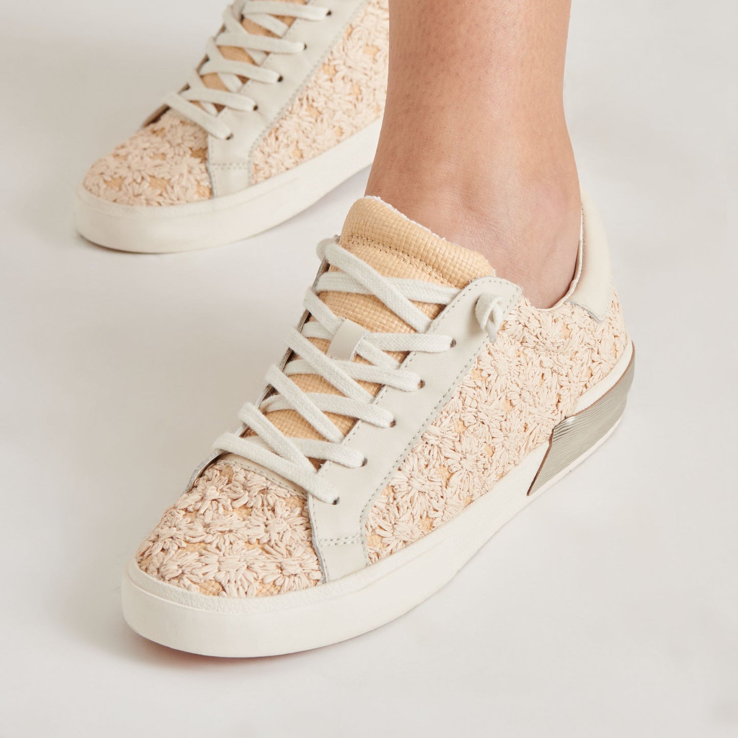 ZINA FLORAL SNEAKERS CREME FLORAL RAFFIA - Dolce Vita