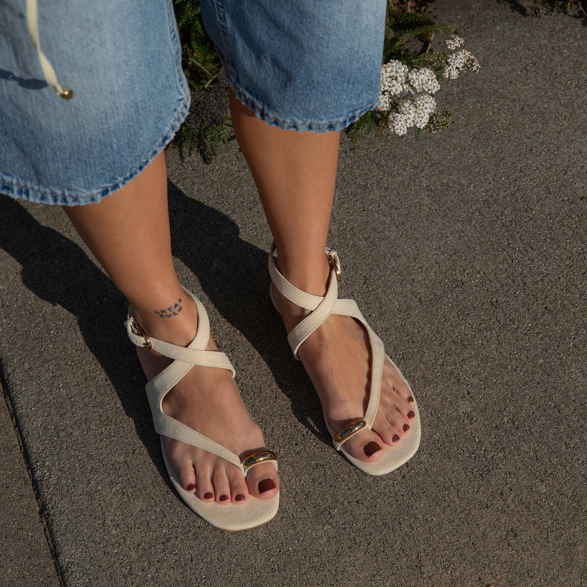 EARLA SANDALS NATURAL SUEDE - Dolce Vita